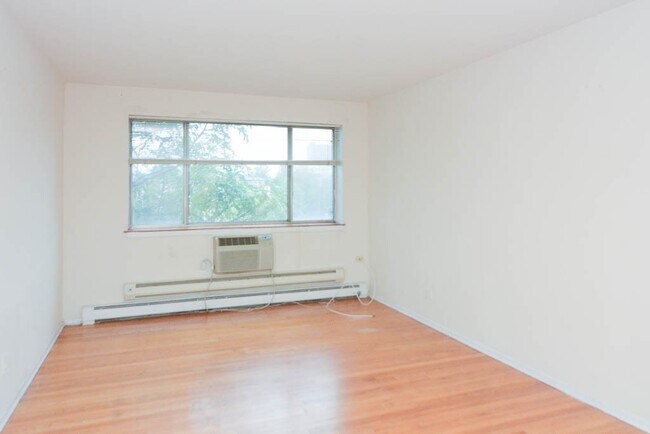 Building Photo - 675 W Wrightwood Ave