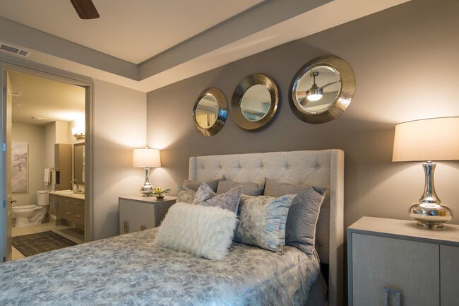 Foto del edificio - Two Bedrooms, One Extravagant Apartment