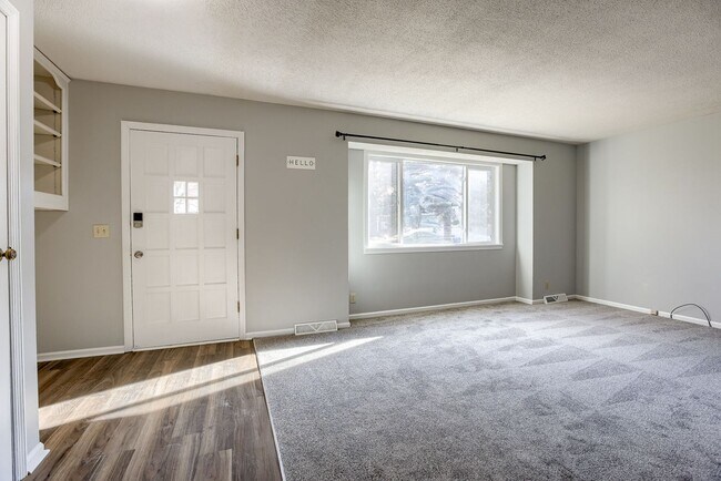 Building Photo - Spacious 4 Bedroom In Great Millard Locati...