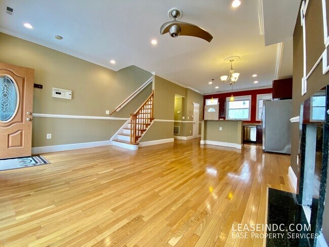 Foto del edificio - 446 Lamont St NW