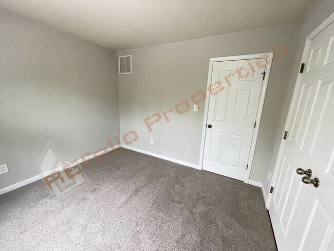 Foto del edificio - Fresh Paint and Brand New Carpet! Beautifu...