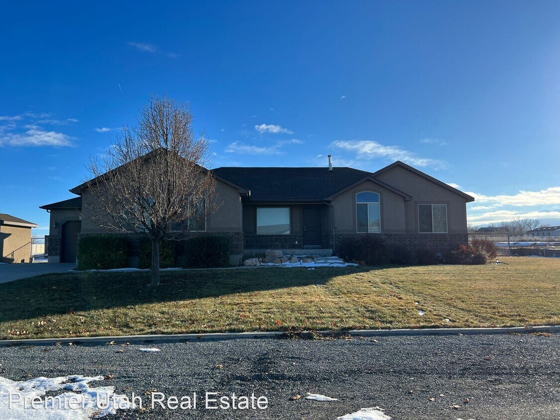 Primary Photo - 5 br, 3.5 bath House - 390 E Nygreen Street
