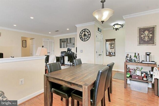 Building Photo - Spacious top floor 2 bedroom, 2 bath condo...