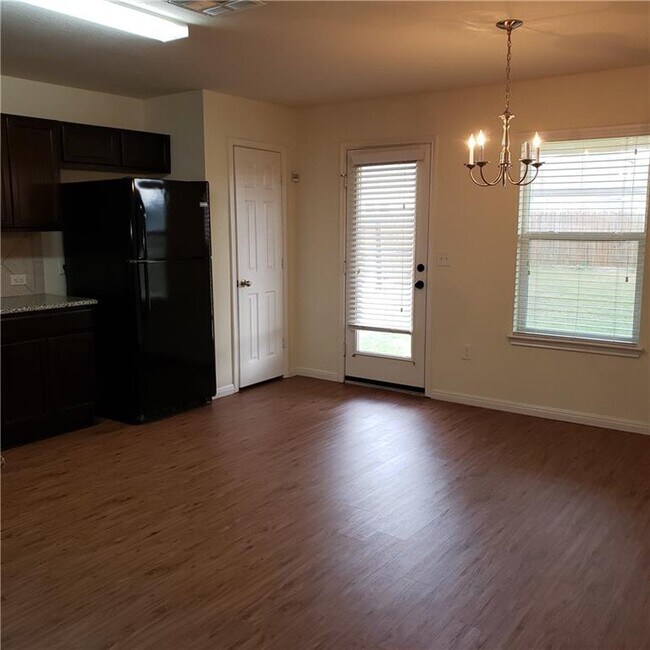 Building Photo - 503 Luna Vista Dr