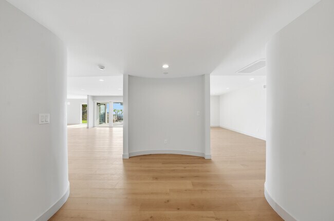 Foto del edificio - 5527 Burning Tree Dr