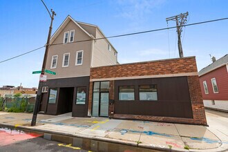 Building Photo - 3123 N California Ave
