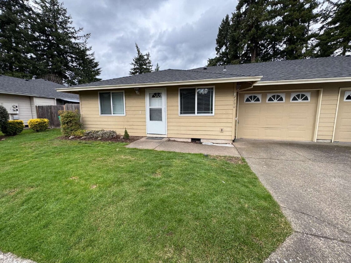 3 Bedroom / 2 Bathroom Duplex Unit - 3 Bedroom / 2 Bathroom Duplex Unit