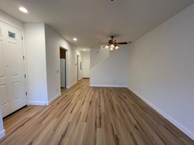 Foto del edificio - Gorgeous Elk Grove 3 Bedroom on Crystal Wa...