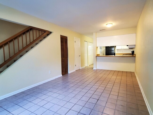 Foto del edificio - FOR RENT 2 bedroom 1.5 bath townhome