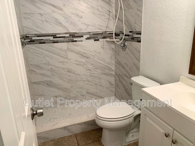 Building Photo - 5885 Dahlia Dr