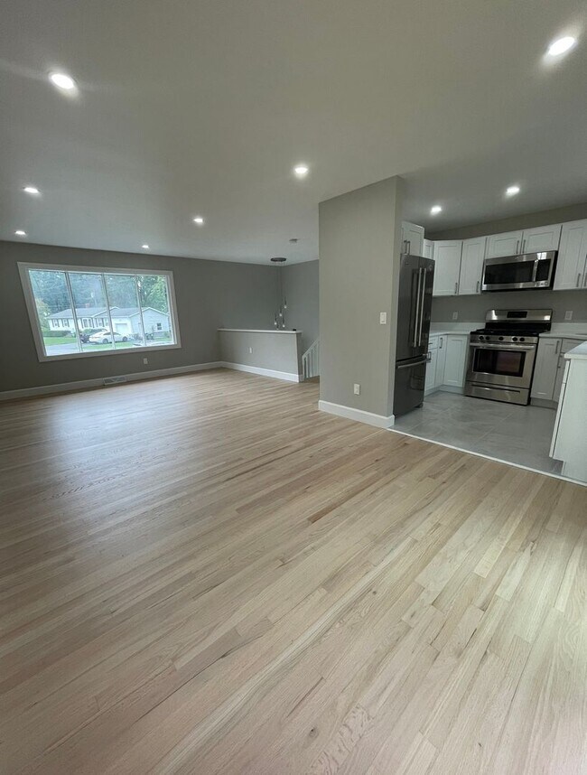 Building Photo - Beautiful 4 Bedroom 3 Bathroom Home for Re...