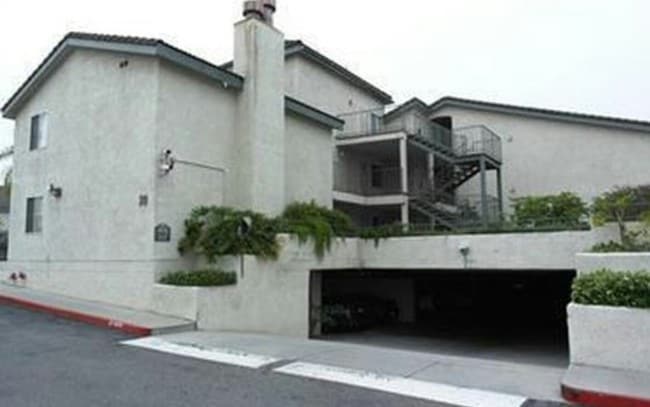 Entrada al garaje - 15000 Downey Ave