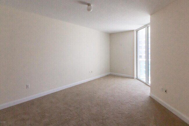 Building Photo - 241 Riverside Dr