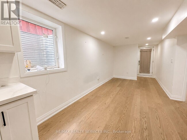 Building Photo - 32 Trewartha Crescent