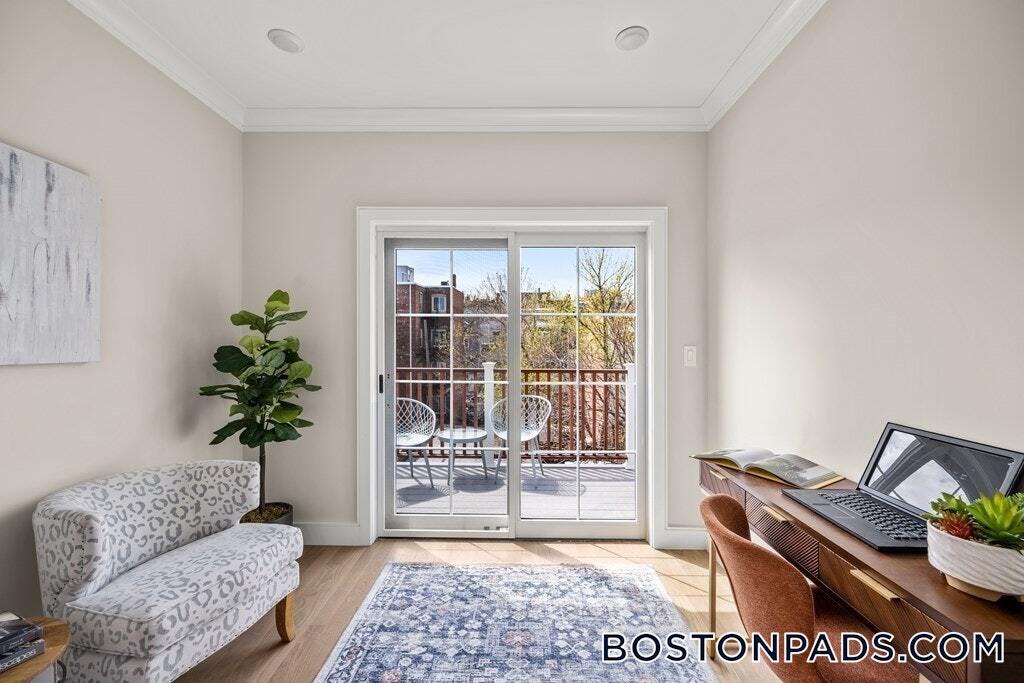 Primary Photo - 303 Maverick St
