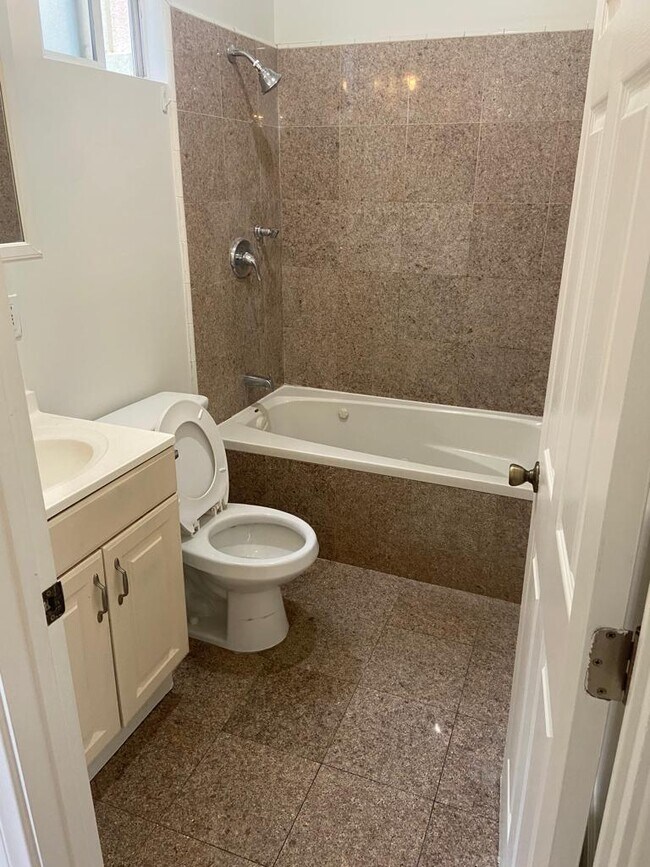 Foto del edificio - 1124 S Doheny Dr