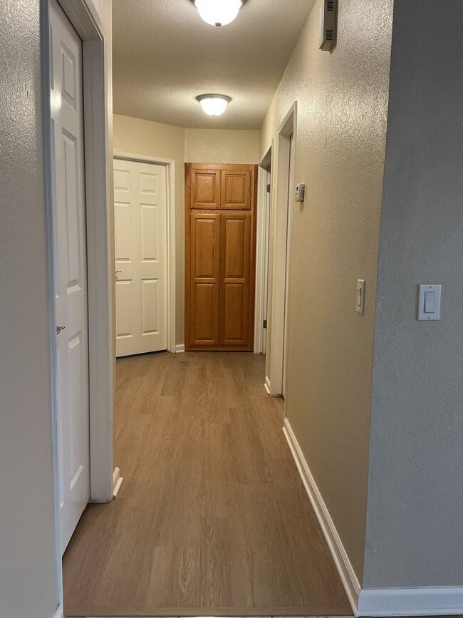 Building Photo - Lovely 3 Bedroom in Great Location!