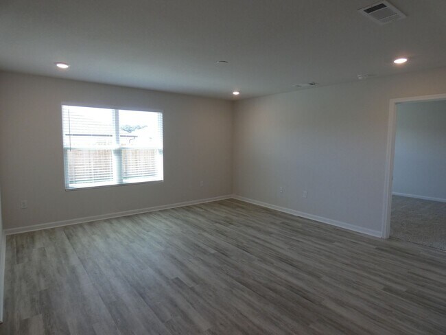 Building Photo - 4BR/2BA Home with Covered Patio in The Woo...