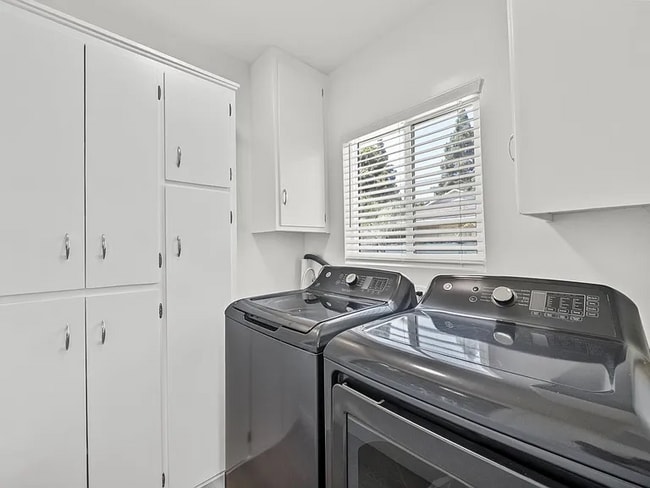 Foto del edificio - 16049 Tuba St