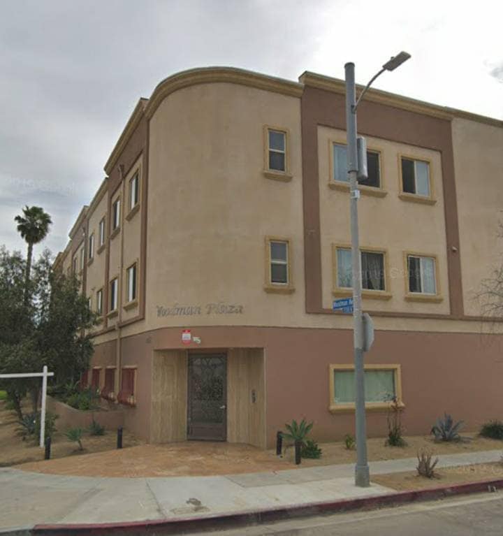 Foto principal - 7061 Woodman Ave