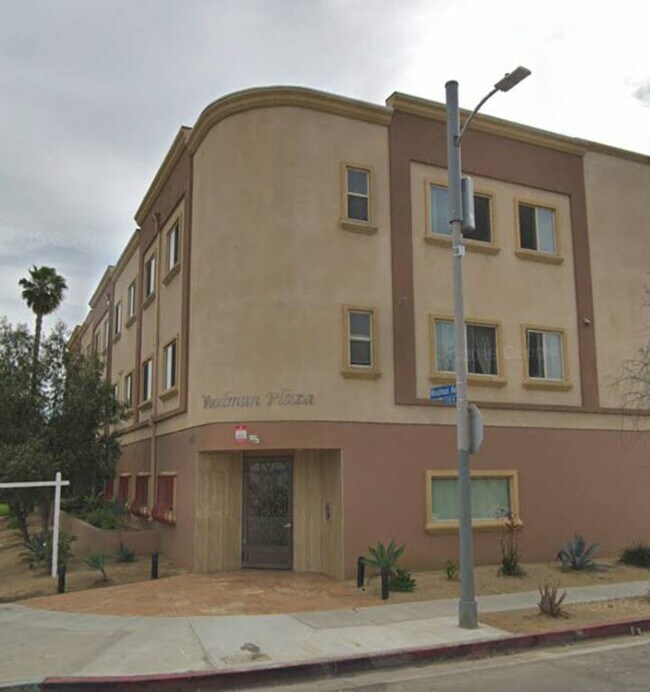 Foto del edificio - 7061 Woodman Ave