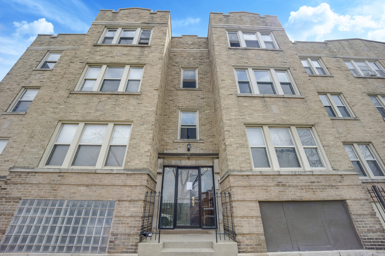 Foto principal - 2747 N Kilbourn Ave