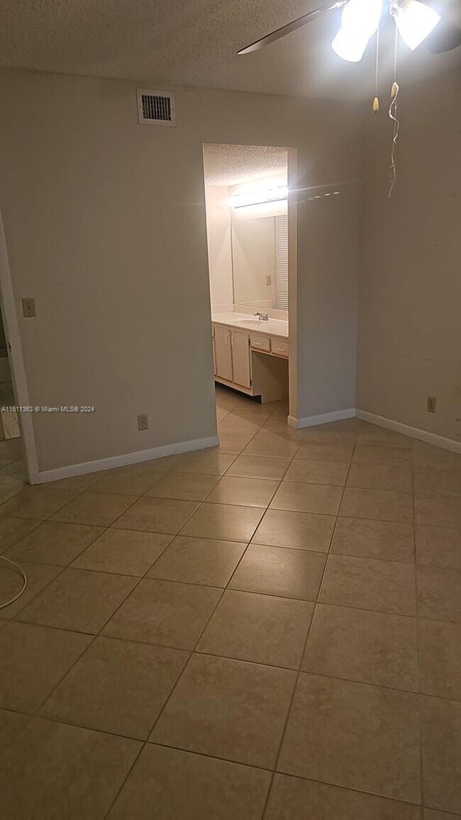 Foto del edificio - 9877 Westview Dr