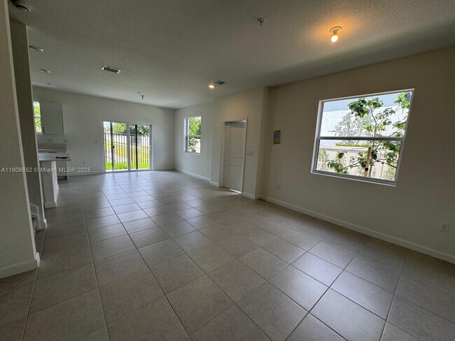 Foto del edificio - 18442 SW 2nd St
