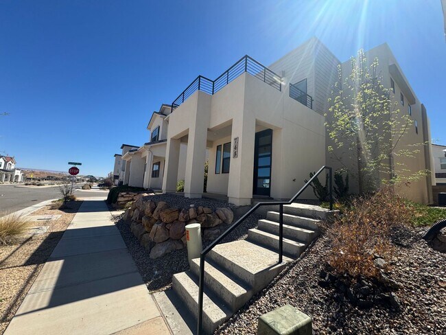 Foto del edificio - Beautiful 3 Bedroom Home In Desert Color!