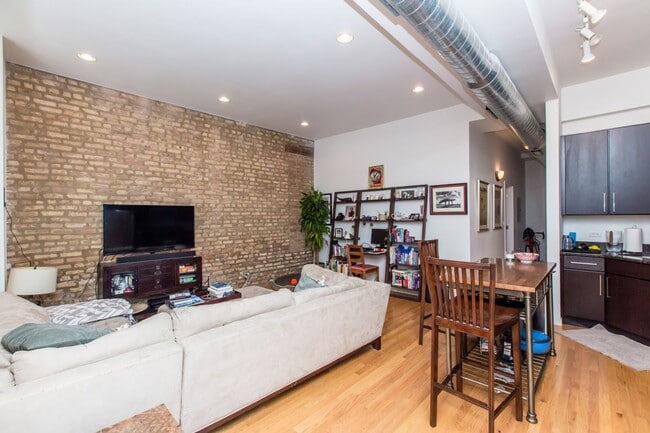 Photo - Condo Quality 1Bed/1 Bath in Hot Bucktown/Wicker Park Location! Central Air & In-Unit Laundry!