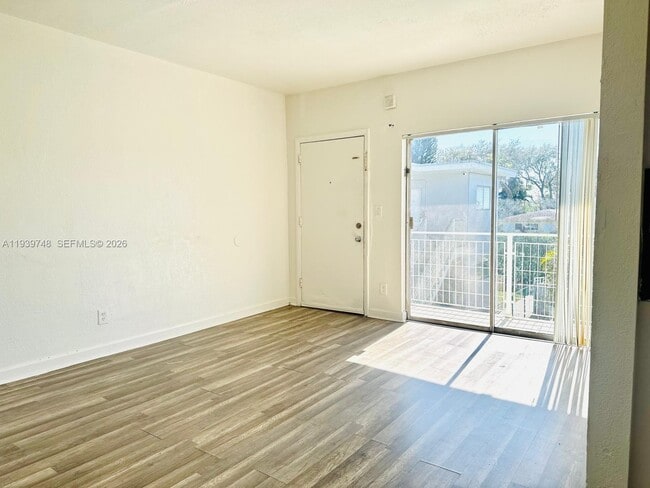 Foto del edificio - 1951 NE 167th St