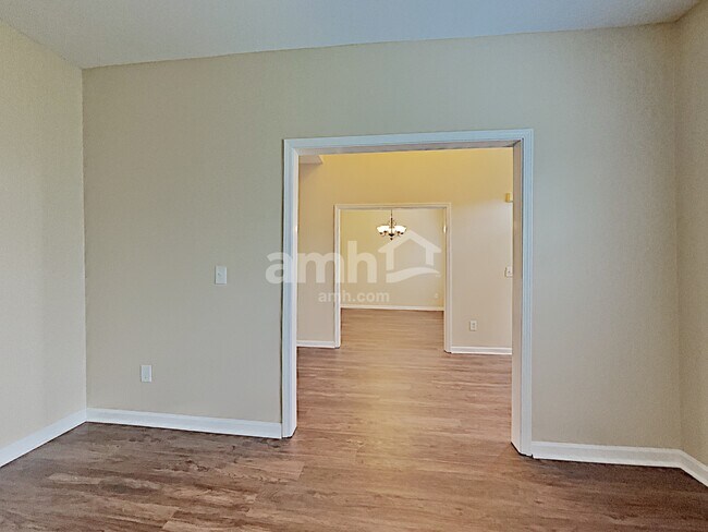 Foto del edificio - 1039 Vanguard Dr