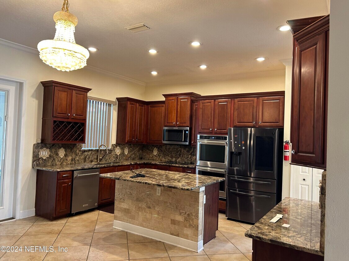 Foto del edificio - 556 Candlebark Dr