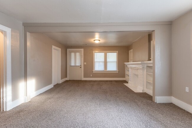 Building Photo - Quaint 2 Bedroom, 1 Bathroom Haven! DEPOSI...