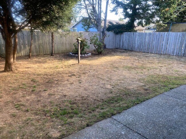 Foto del edificio - SPACIOUS 3 BEDROOM 2 BATH DUPLEX IN BEAUTIFUL COOS BAY!