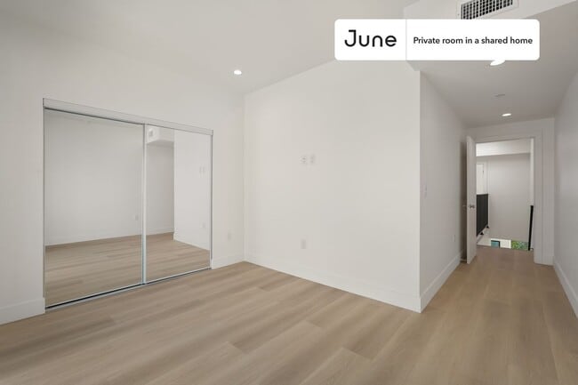 Foto del edificio - Private bedroom in 5 bed/5 bath Home