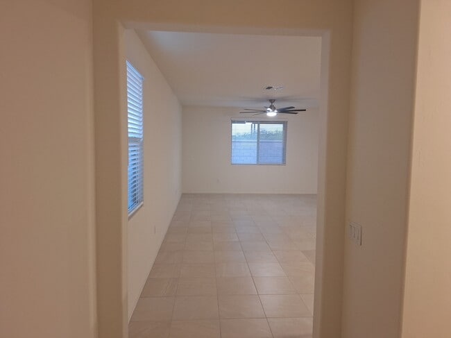 Foto del edificio - 945 W Calle Alta Curva