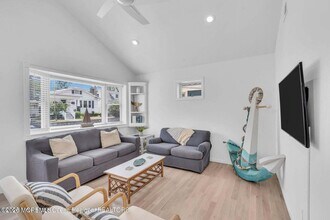 Building Photo - 638A Redmond Ave