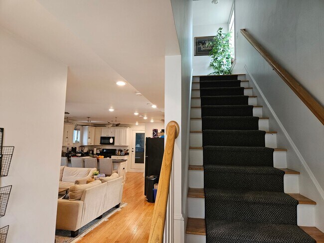 Foto del edificio - NO FEE!!  GORGEOUS LOWER ALLSTON 5 BED/3 BATH WITH A/C, WASHER/DRYER, PARKING