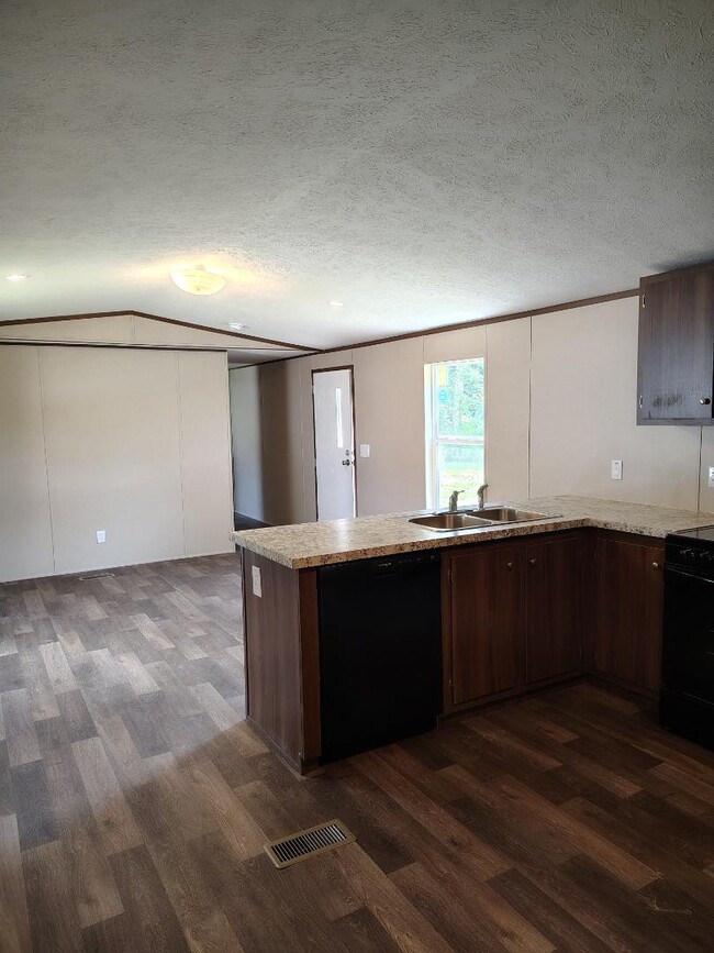 Building Photo - 505 Hines Ln