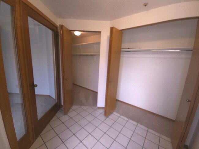 Foto del edificio - Secured Building with covered parking!