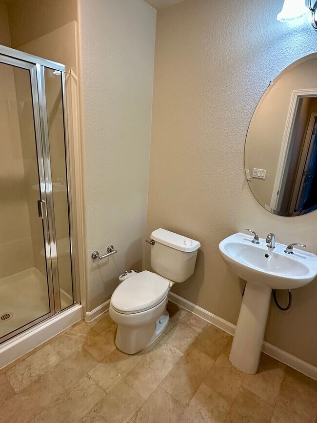 Foto del edificio - Large beautiful home, new paint. Bedroom a...