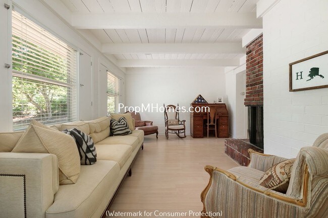 Building Photo - 725 10th St