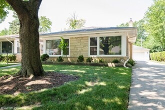 Building Photo - 233 Thelin Ct