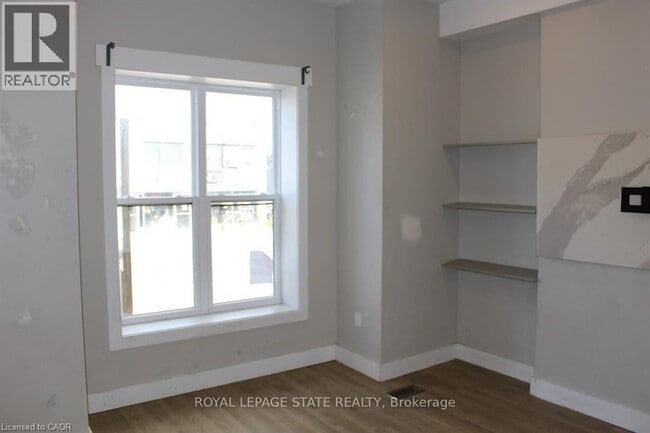 Photo du bâtiment - 500 Main St E