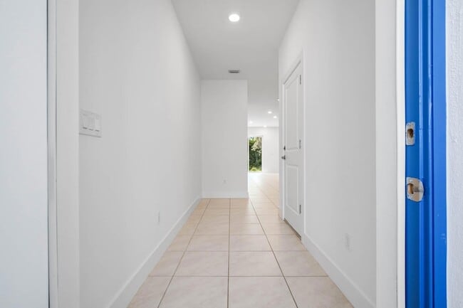 Building Photo - 210 Preserve Trl S