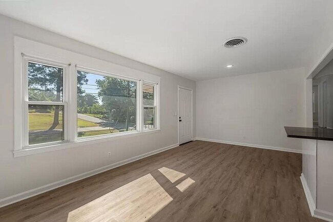 Foto del edificio - 5 Bedroom and 3 Bathroom home available to...