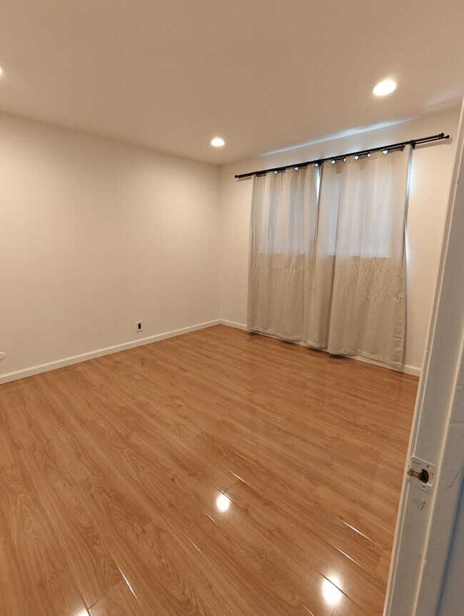 Foto del edificio - 2834 Malabar Ave