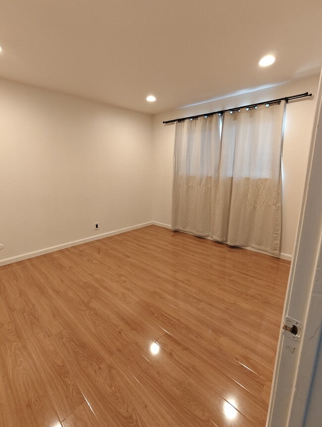 Building Photo - 2834 Malabar Ave