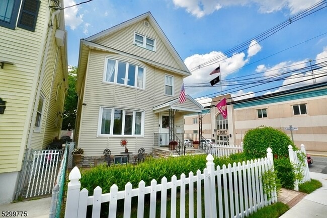 Building Photo - 549 Forest St